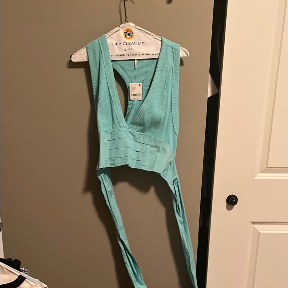 Stylish Teal Sleeveless Top. Free people did it again. Cute, sexy and sporty.